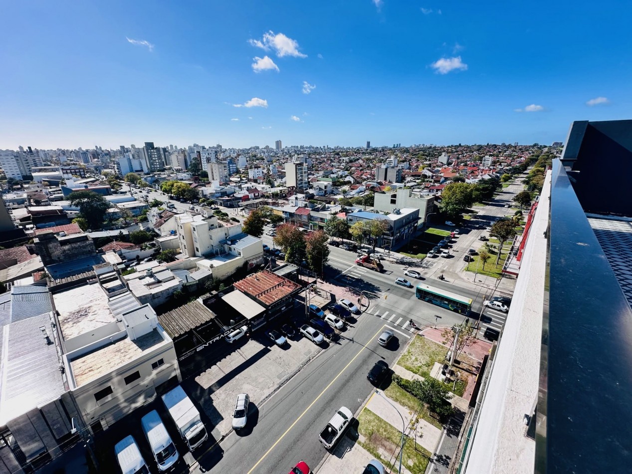 Departamento a estrenar con cochera cubierta y SUM sobre Av Paso