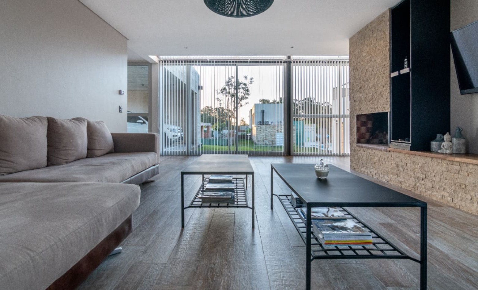 Casa contemporanea con 4 dormitorios barrio privado Arenas del Sur 