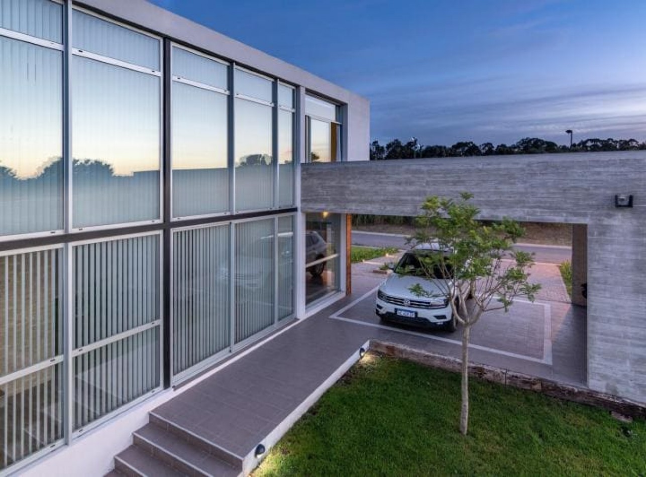 Casa contemporanea con 4 dormitorios barrio privado Arenas del Sur 