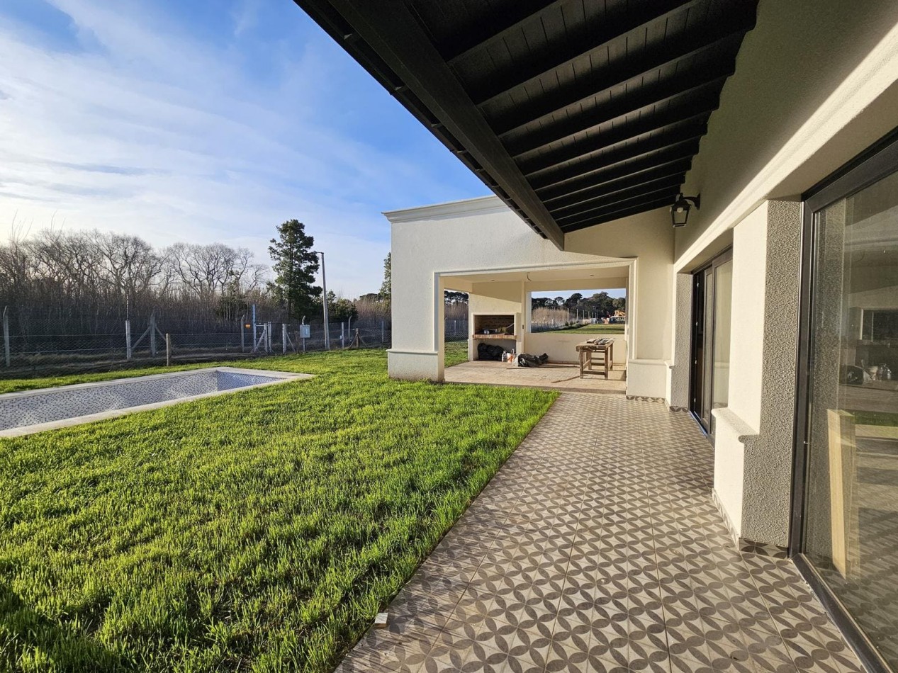 Casa a estrenar con 3 dormitorios y piscina Arenas Chico