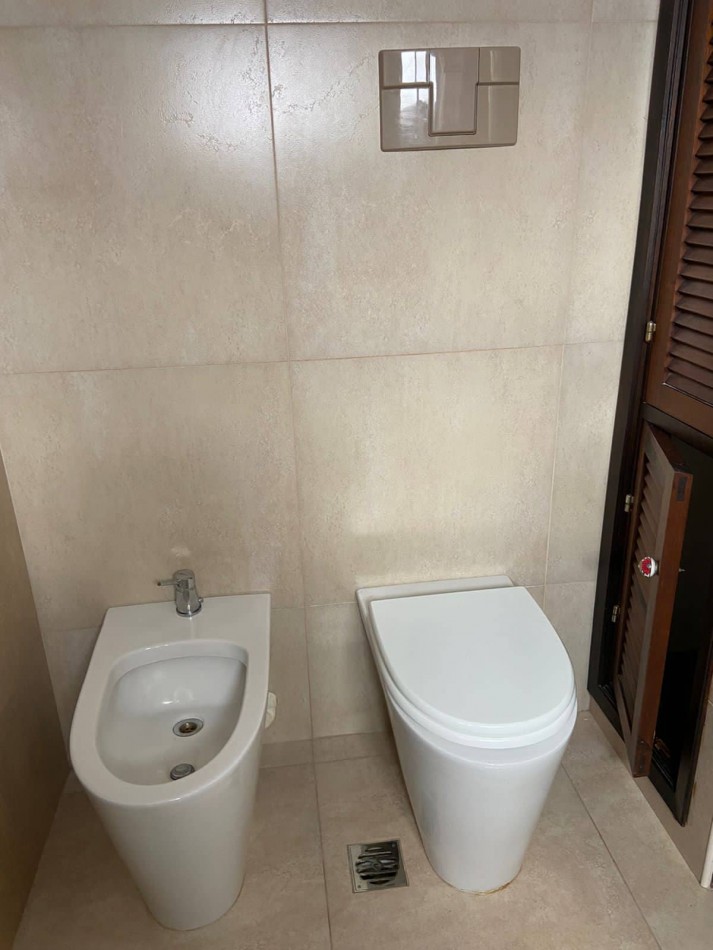 Amplio Piso reciclado 4 ambientes mas dependencia con baño privado La Perla