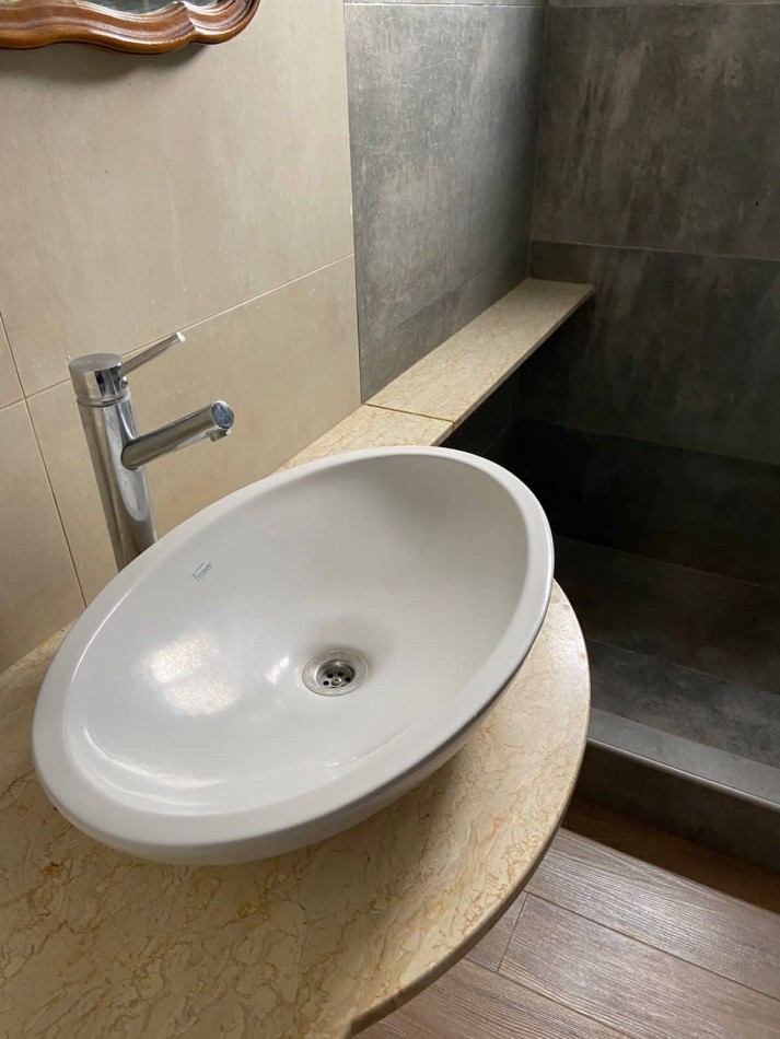 Amplio Piso reciclado 4 ambientes mas dependencia con baño privado La Perla