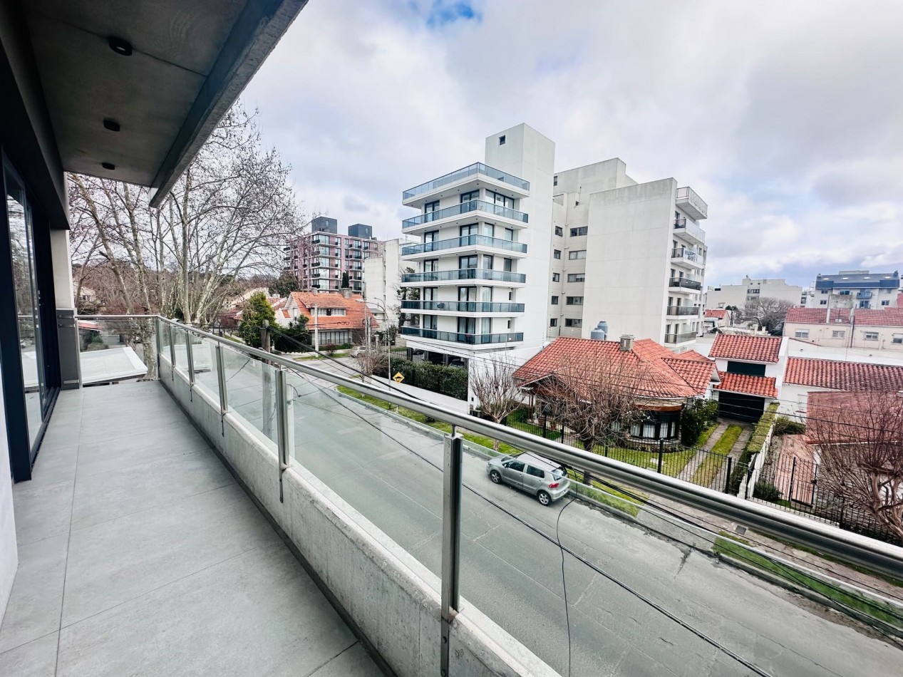 Piso moderno 4 ambientes, cochera y terraza privada Guemes