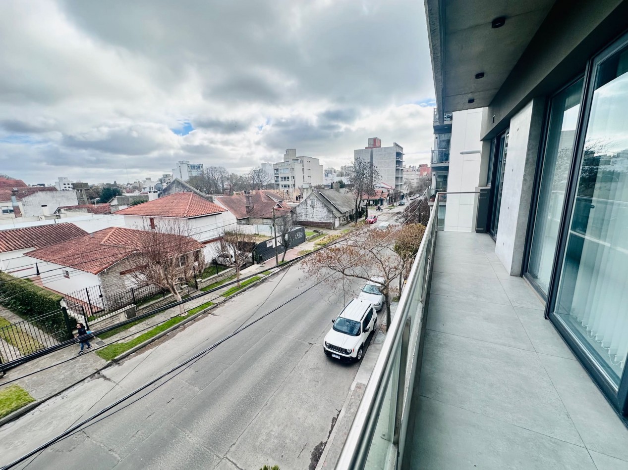Piso moderno 4 ambientes, cochera y terraza privada Guemes