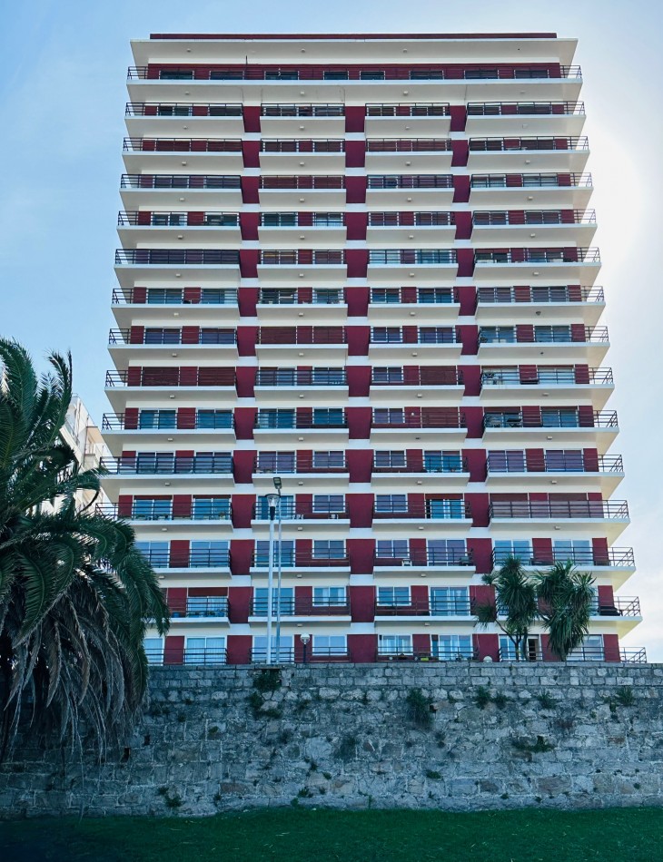 Departamento 3 ambientes mas dependencia, 2 Cocheras vista frente al mar Playa Grande