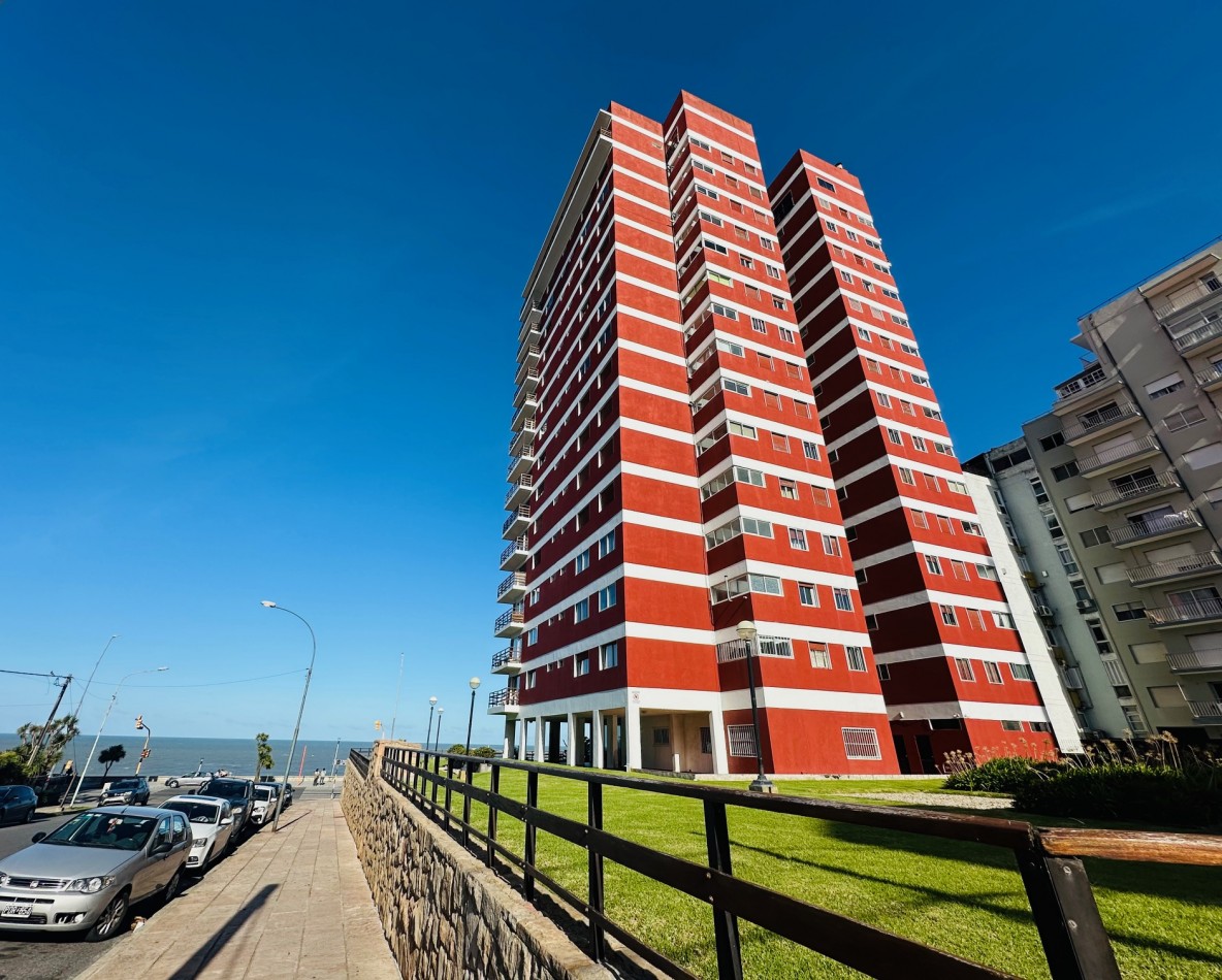 Departamento 3 ambientes mas dependencia, 2 Cocheras vista frente al mar Playa Grande