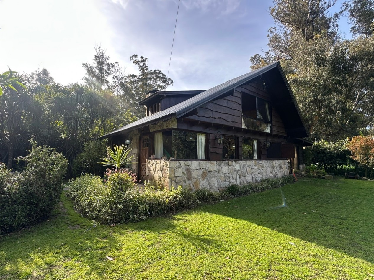 Casa desarrollada sobre dos amplios lotes Bosque P. Ramos