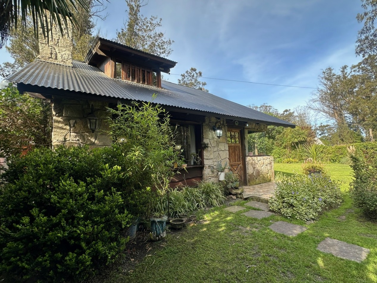 Casa desarrollada sobre dos amplios lotes Bosque P. Ramos