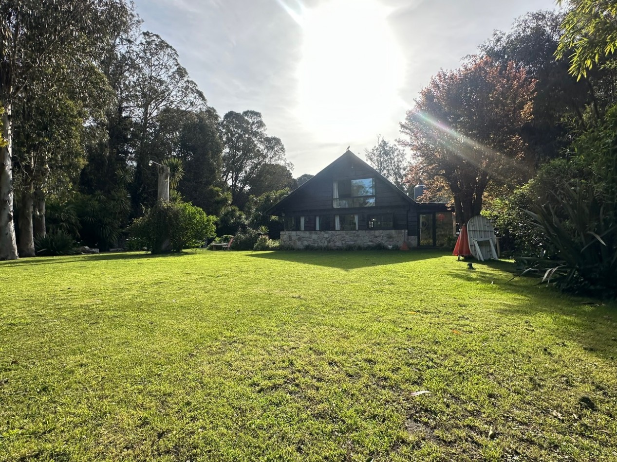 Casa desarrollada sobre dos amplios lotes Bosque P. Ramos