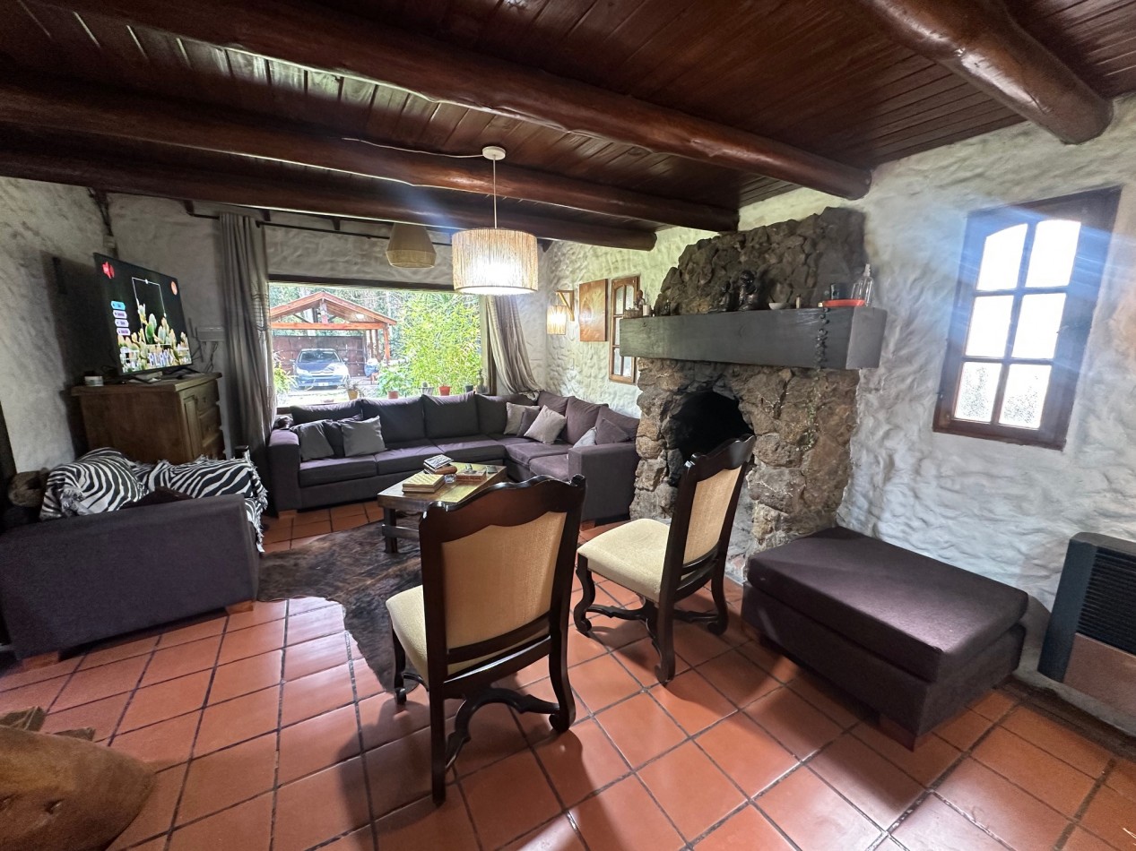 Casa desarrollada sobre dos amplios lotes Bosque P. Ramos