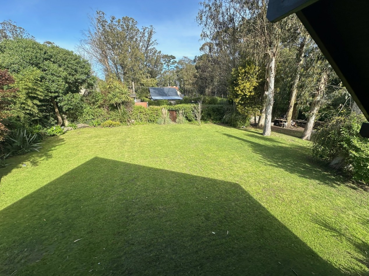 Casa desarrollada sobre dos amplios lotes Bosque P. Ramos