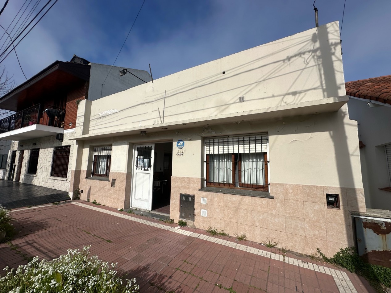 Amplia propiedad uso comercial-institucion-profesional