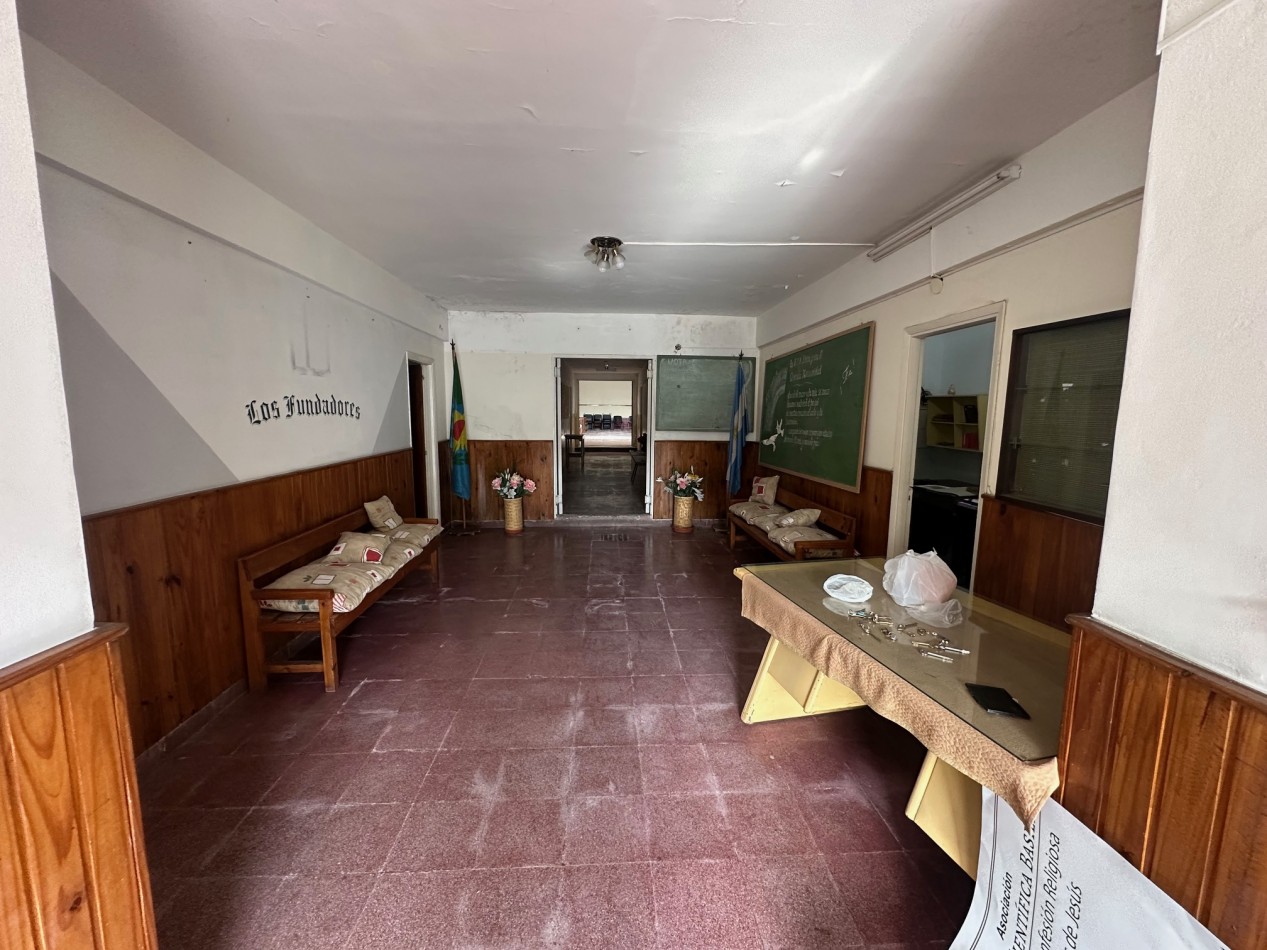 Amplia propiedad uso comercial-institucion-profesional