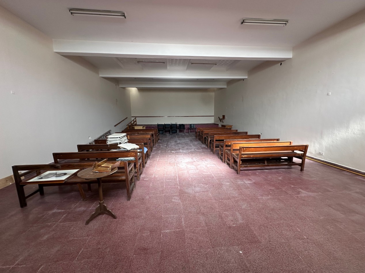Amplia propiedad uso comercial-institucion-profesional