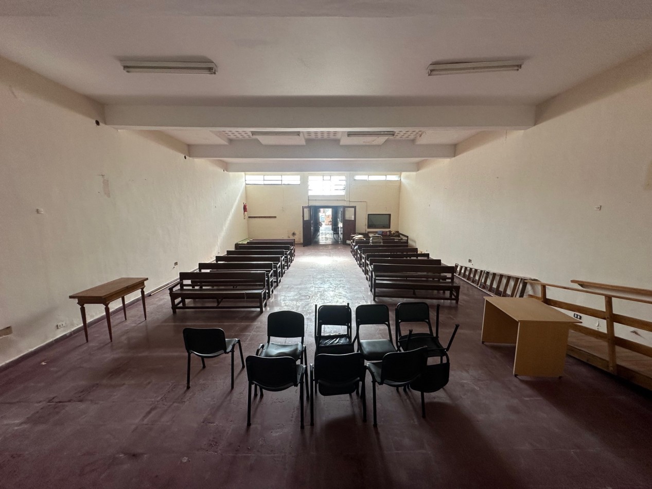Amplia propiedad uso comercial-institucion-profesional