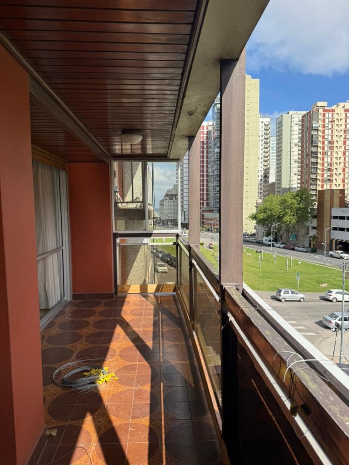 Amplio Semipiso 4 ambientes con 2 Cocheras y baulera Macrocentro