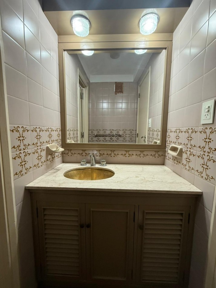 Amplio Semipiso 4 ambientes con 2 Cocheras y baulera Macrocentro