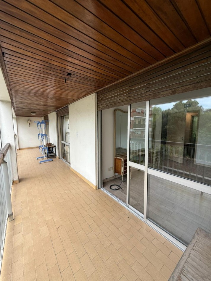 Amplio Semipiso 4 ambientes con 2 Cocheras y baulera Macrocentro