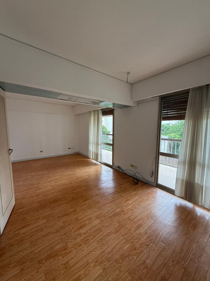 Amplio Semipiso 4 ambientes con 2 Cocheras y baulera Macrocentro