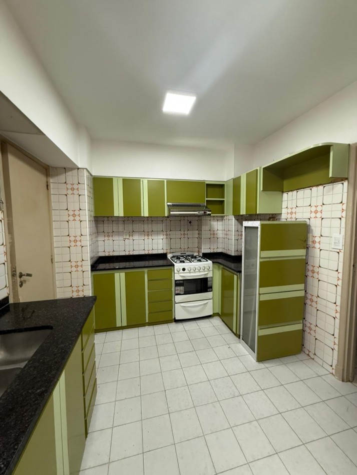 Amplio Semipiso 4 ambientes con 2 Cocheras y baulera Macrocentro