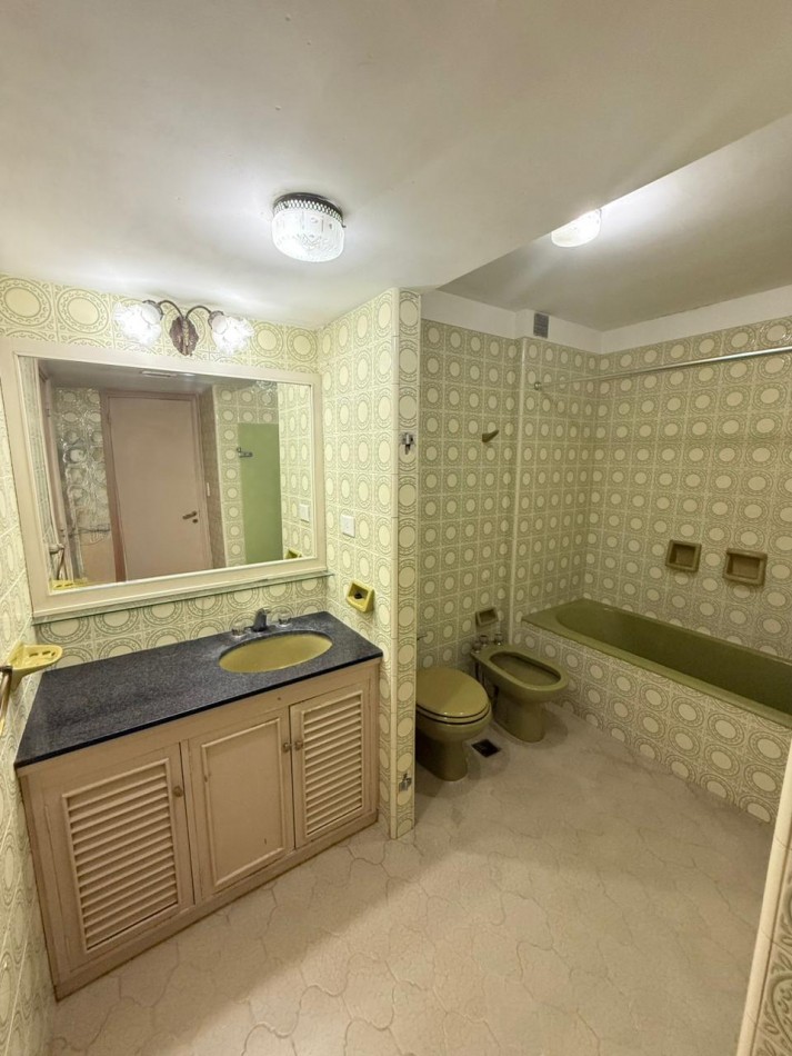 Amplio Semipiso 4 ambientes con 2 Cocheras y baulera Macrocentro