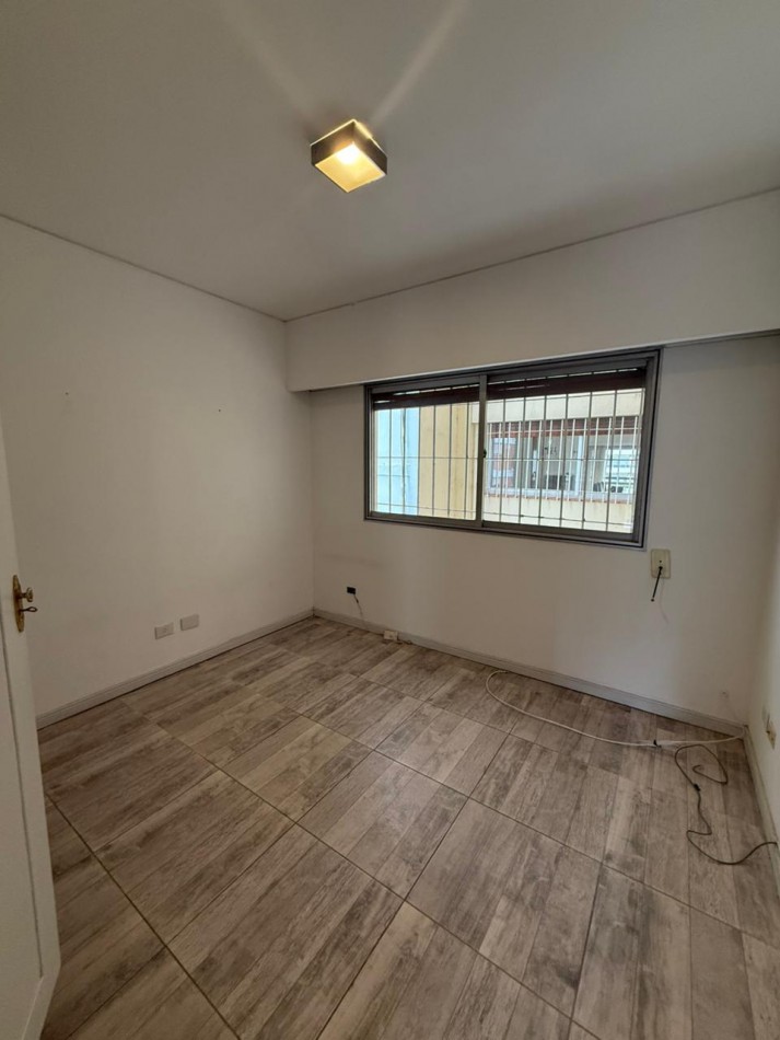 Amplio Semipiso 4 ambientes con 2 Cocheras y baulera Macrocentro