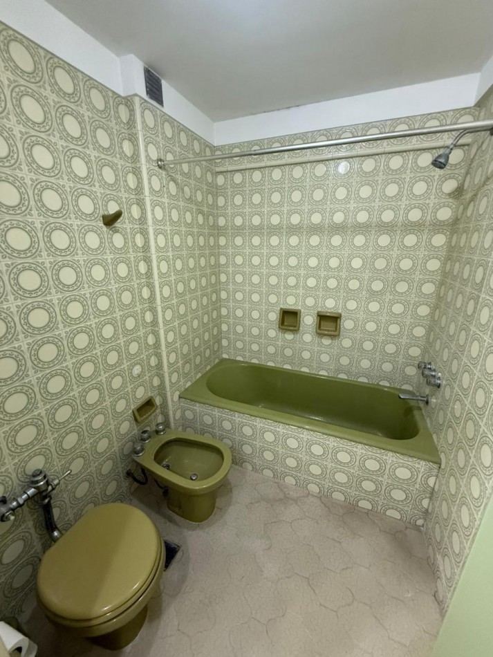 Amplio Semipiso 4 ambientes con 2 Cocheras y baulera Macrocentro