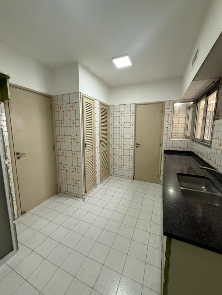 Amplio Semipiso 4 ambientes con 2 Cocheras y baulera Macrocentro