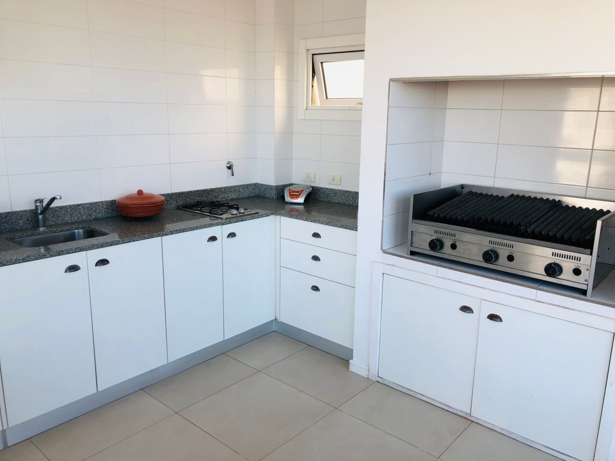 Piso en duplex con quincho, solarium y jacuzzi privado Playa Varese