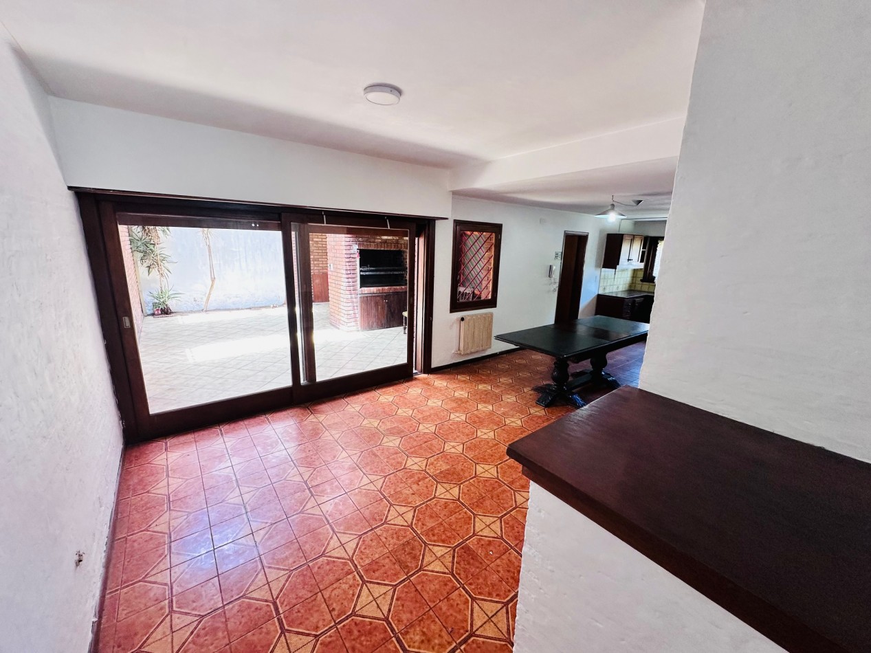 Amplia propiedad 3 dormitorios y dependencia barrio San Carlos