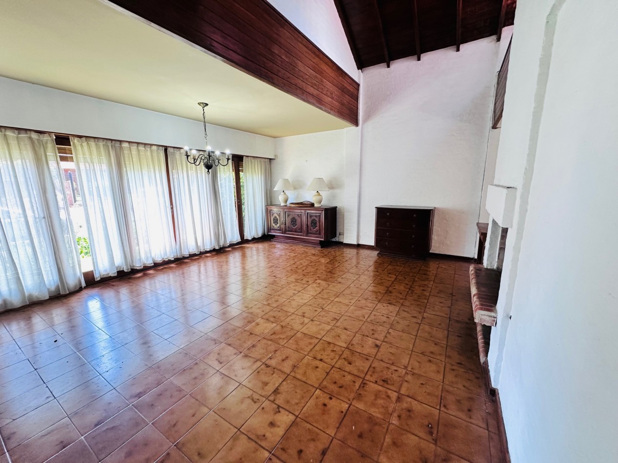 Amplia propiedad 3 dormitorios y dependencia barrio San Carlos