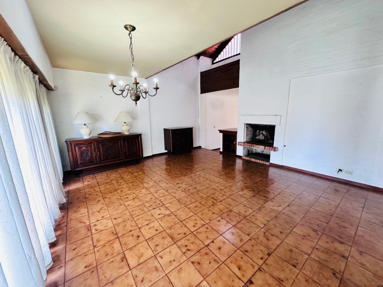 Amplia propiedad 3 dormitorios y dependencia barrio San Carlos