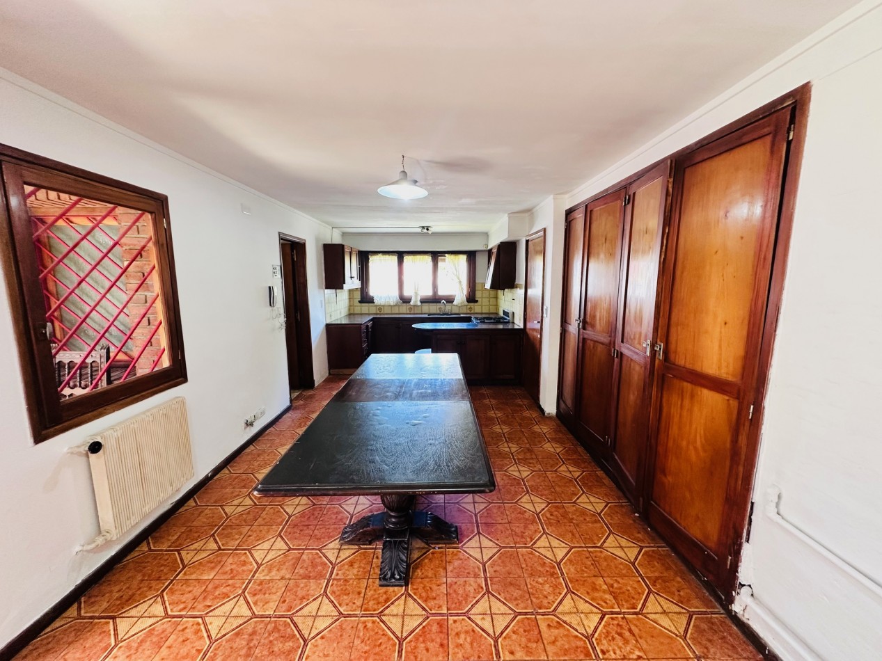 Amplia propiedad 3 dormitorios y dependencia barrio San Carlos