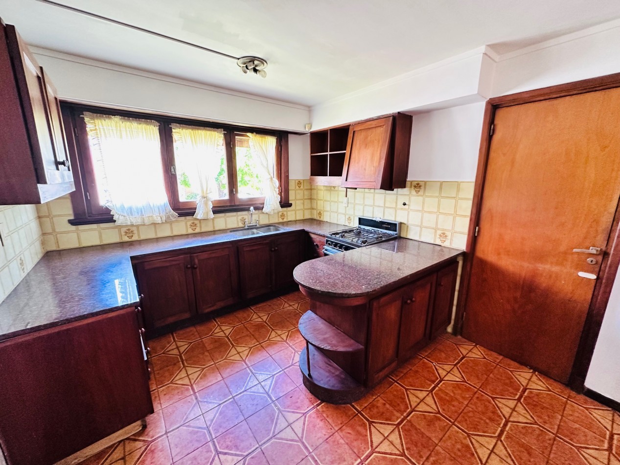 Amplia propiedad 3 dormitorios y dependencia barrio San Carlos