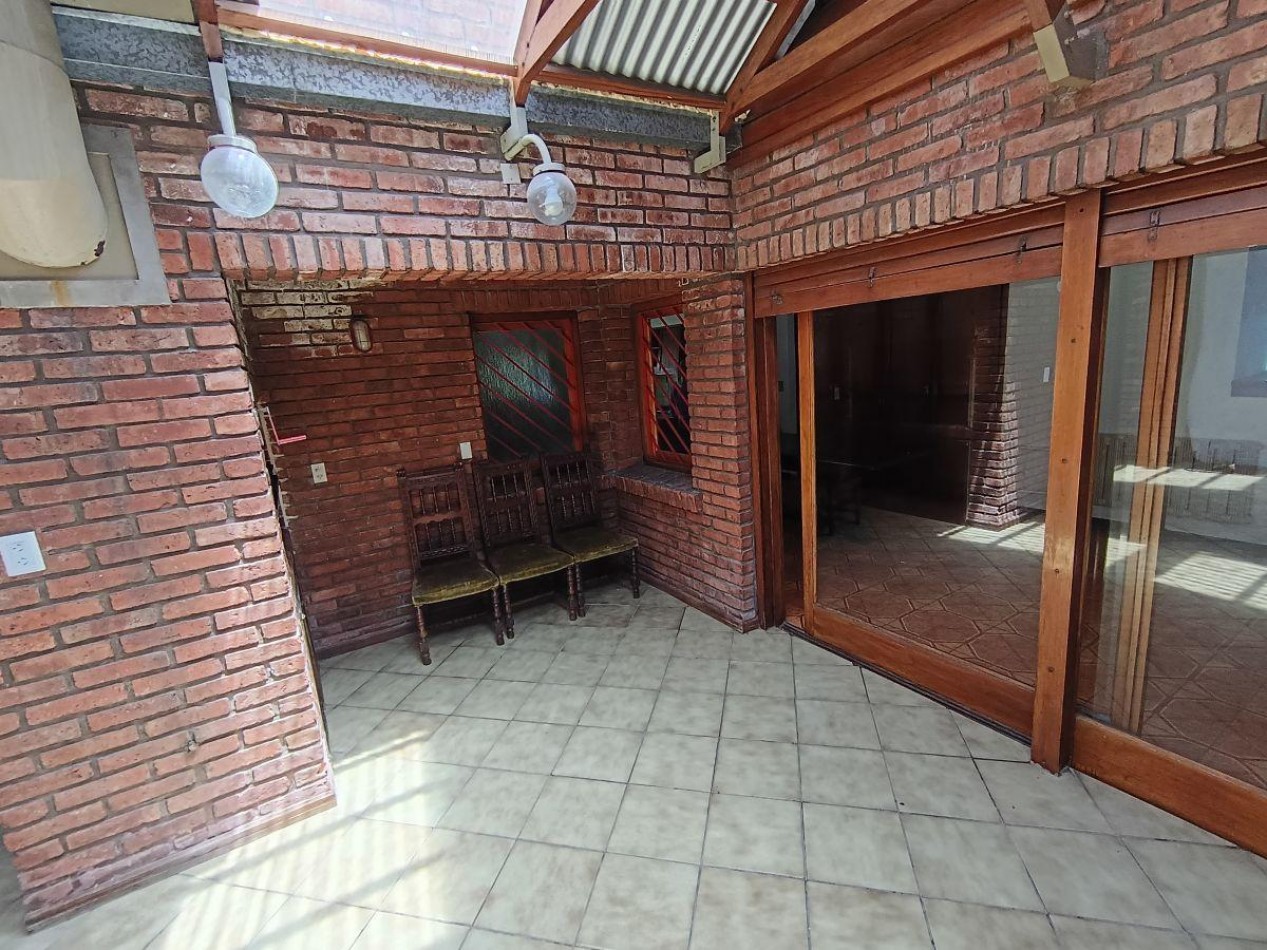 Amplia propiedad 3 dormitorios y dependencia barrio San Carlos