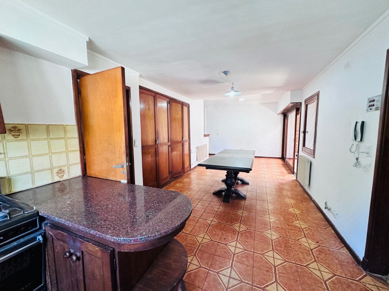 Amplia propiedad 3 dormitorios y dependencia barrio San Carlos