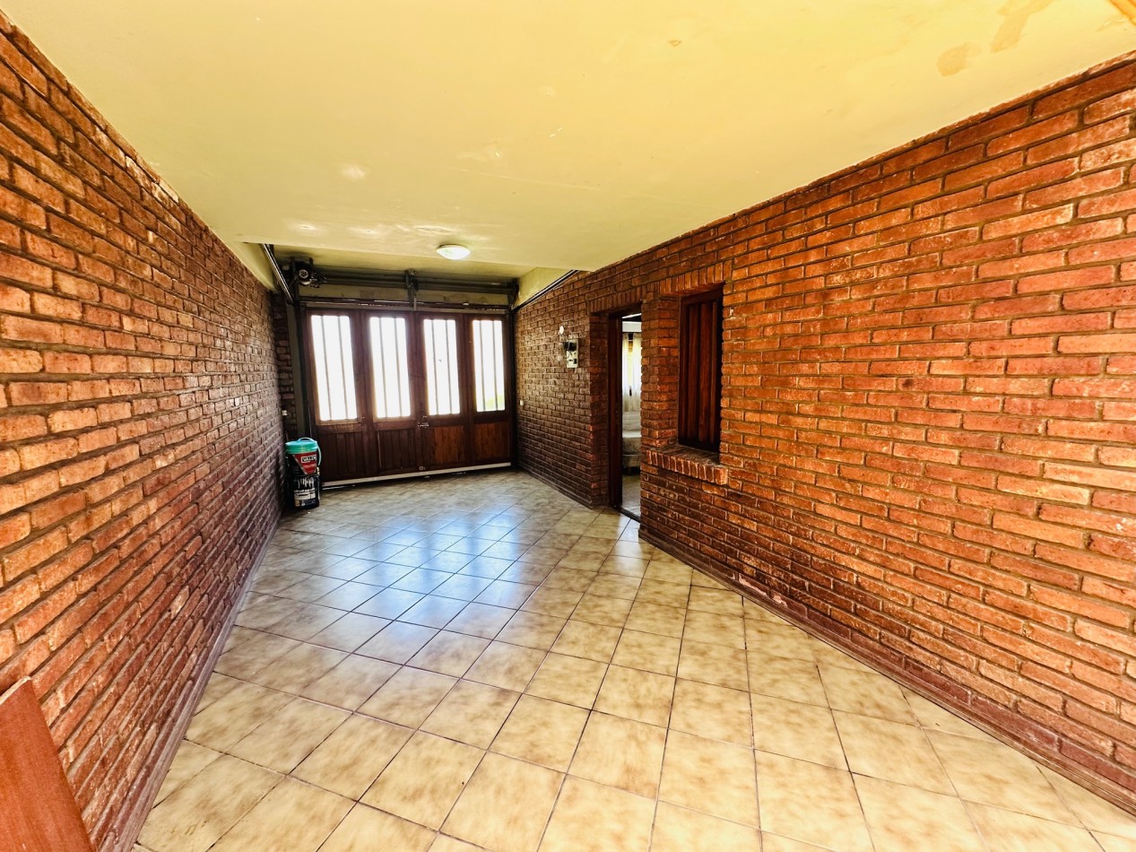 Amplia propiedad 3 dormitorios y dependencia barrio San Carlos