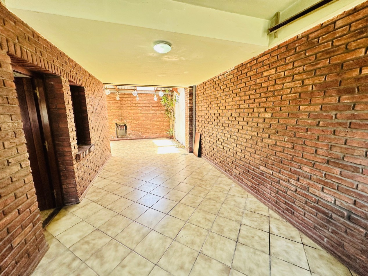 Amplia propiedad 3 dormitorios y dependencia barrio San Carlos