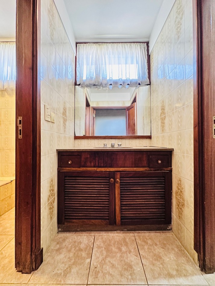 Amplia propiedad 3 dormitorios y dependencia barrio San Carlos