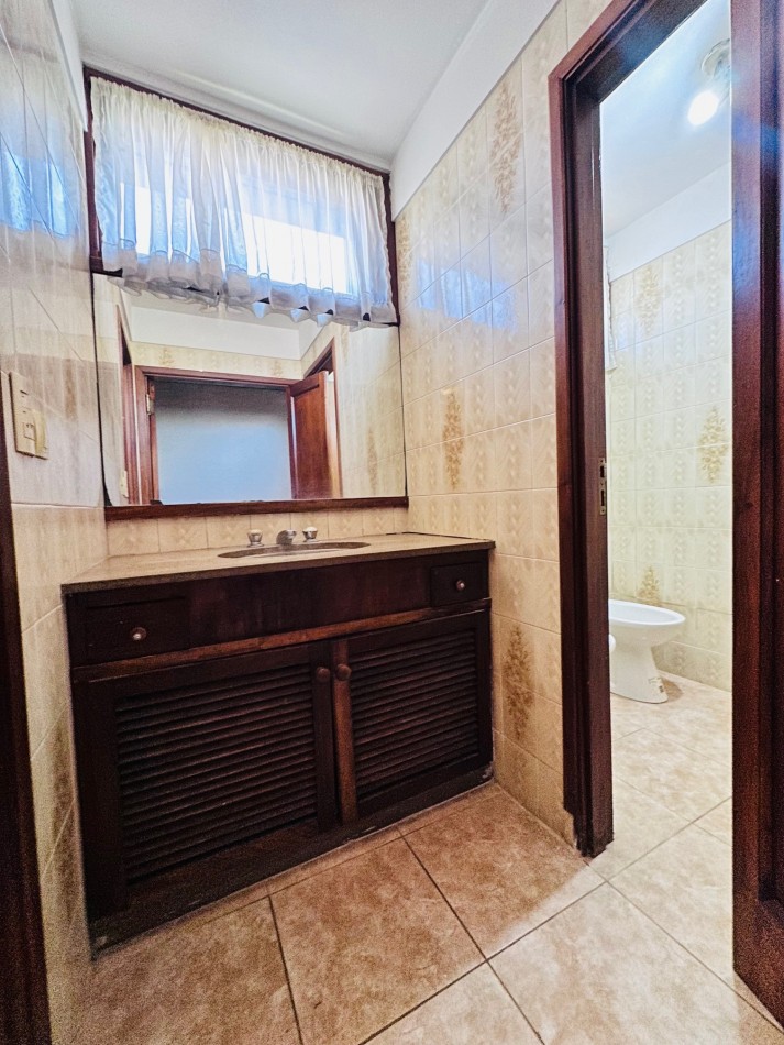 Amplia propiedad 3 dormitorios y dependencia barrio San Carlos