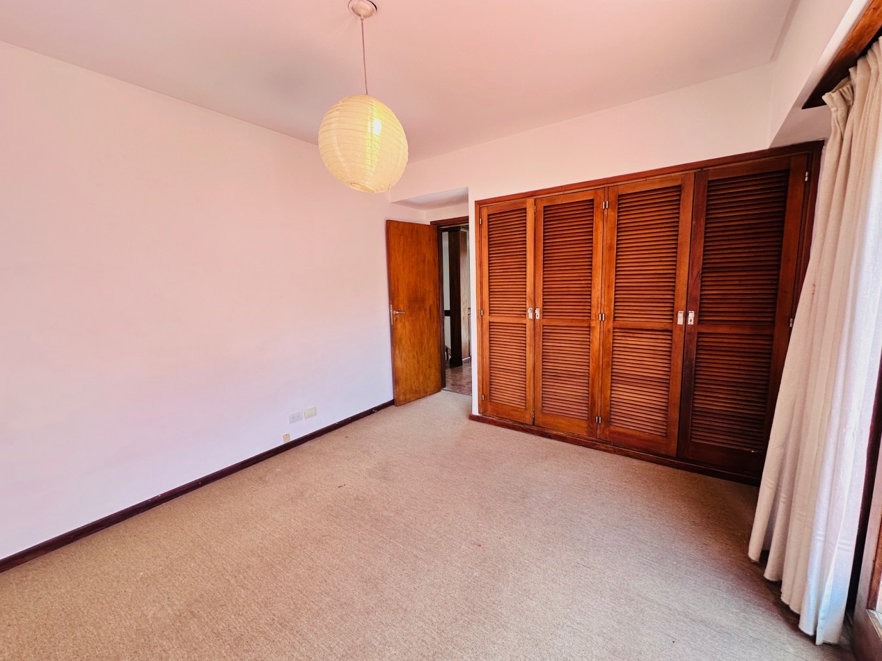 Amplia propiedad 3 dormitorios y dependencia barrio San Carlos