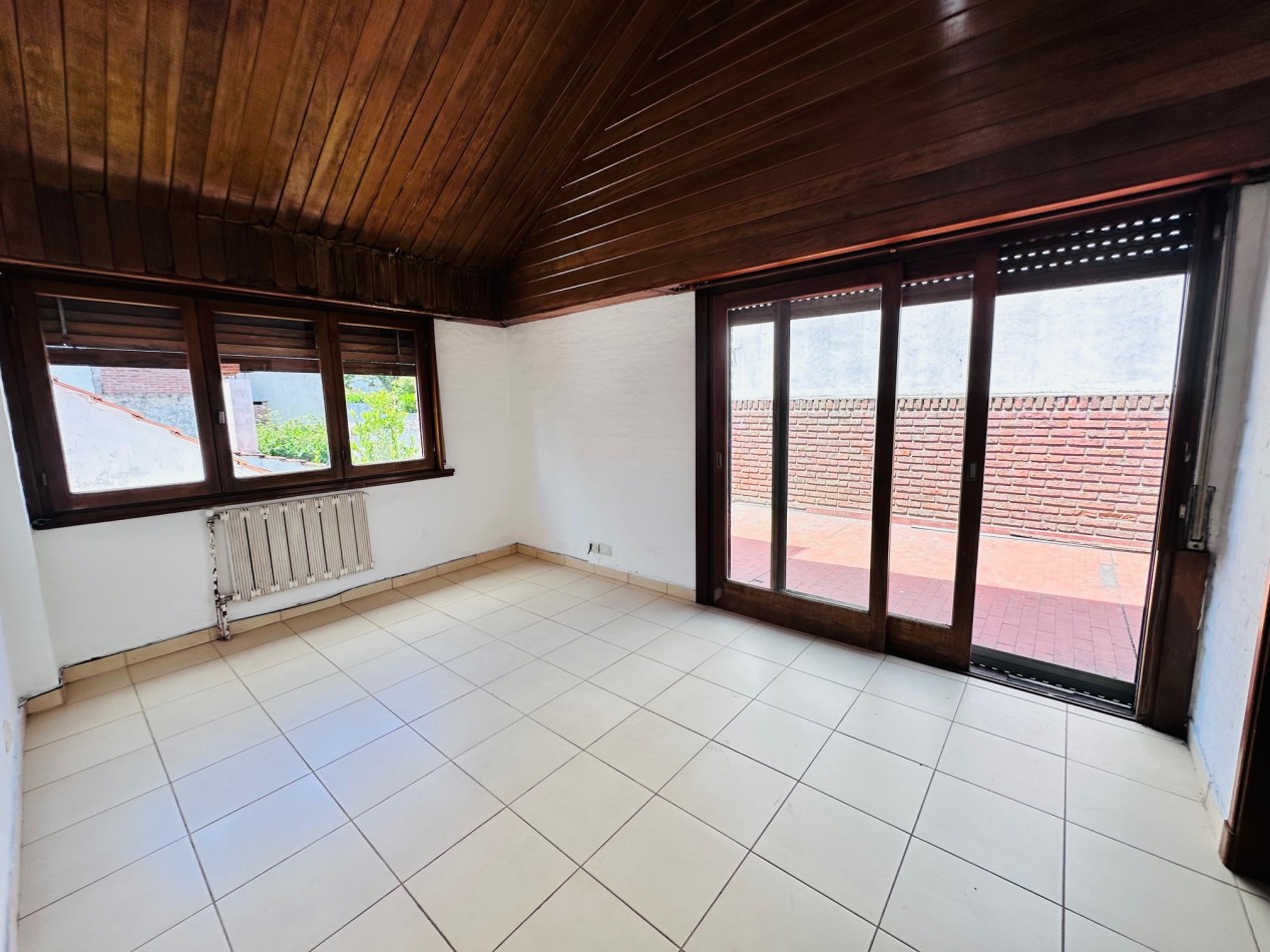 Amplia propiedad 3 dormitorios y dependencia barrio San Carlos