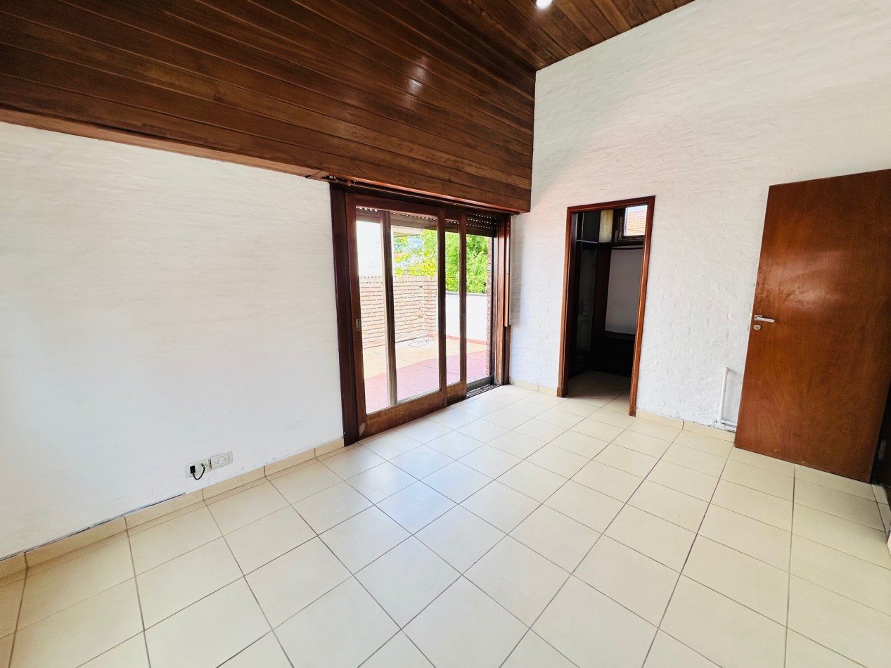 Amplia propiedad 3 dormitorios y dependencia barrio San Carlos