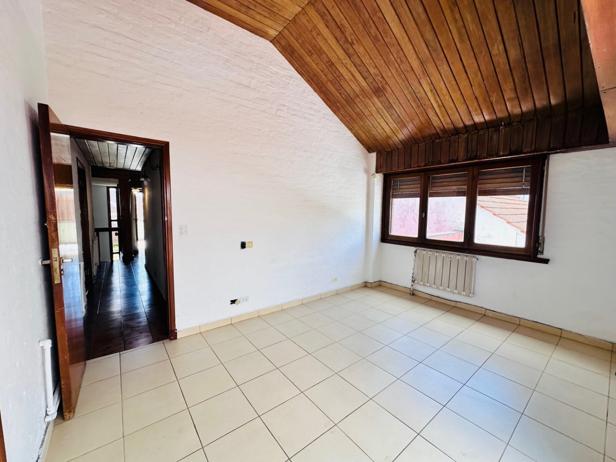 Amplia propiedad 3 dormitorios y dependencia barrio San Carlos