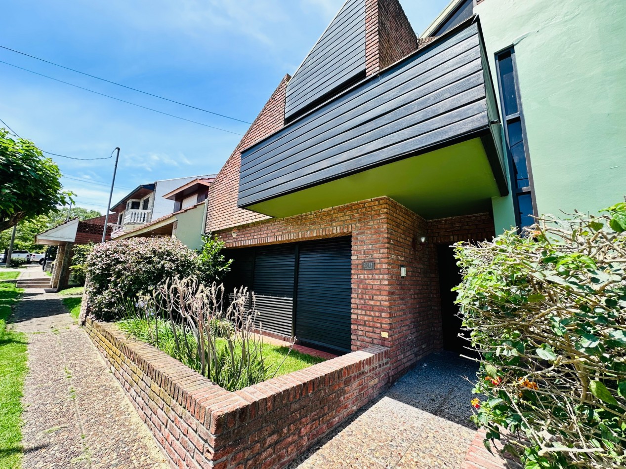 Amplia propiedad 3 dormitorios y dependencia barrio San Carlos