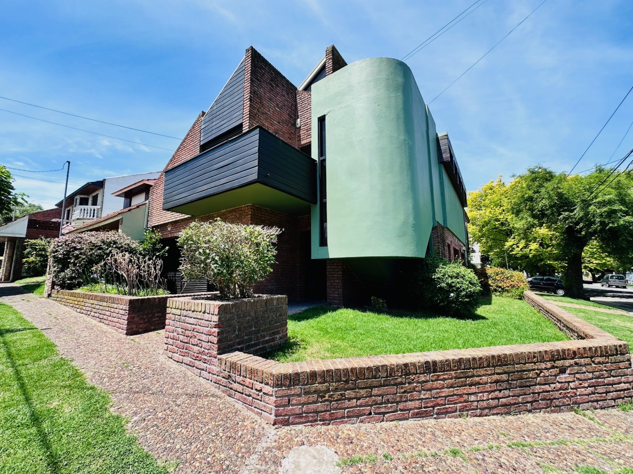 Amplia propiedad 3 dormitorios y dependencia barrio San Carlos