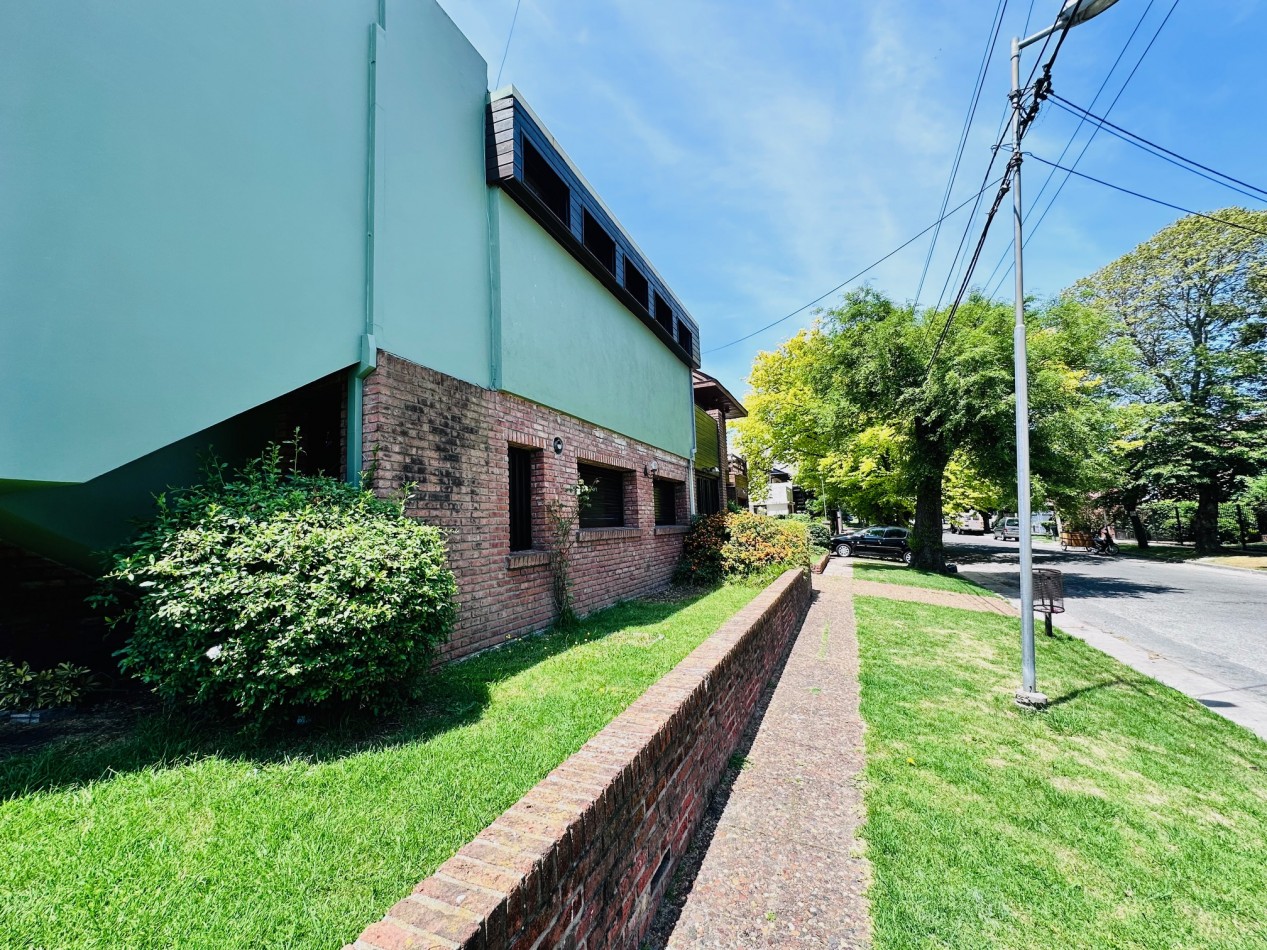 Amplia propiedad 3 dormitorios y dependencia barrio San Carlos