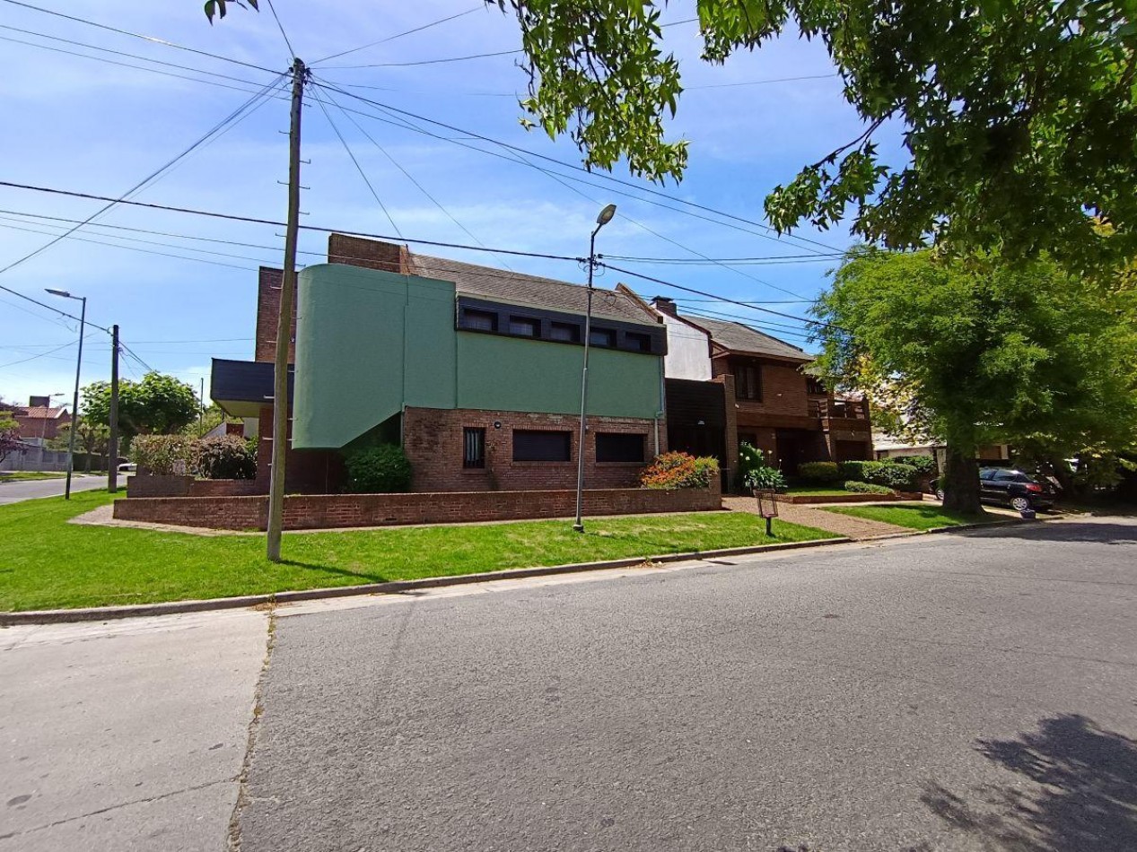 Amplia propiedad 3 dormitorios y dependencia barrio San Carlos