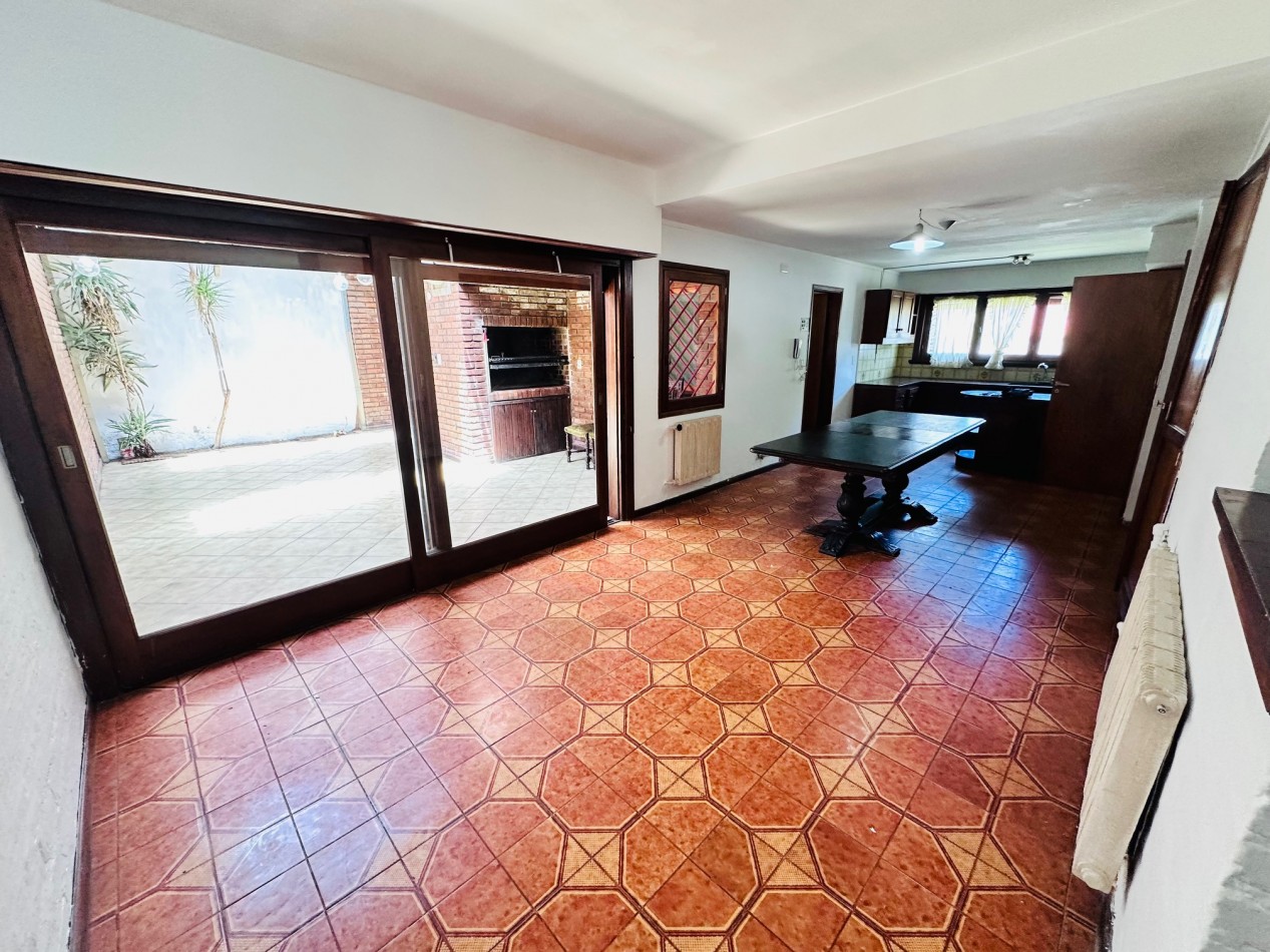 Amplia propiedad 3 dormitorios y dependencia barrio San Carlos