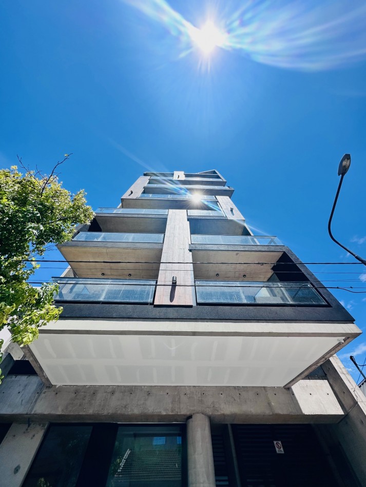 Semipiso al frente a estrenar con cochera zona Guemes